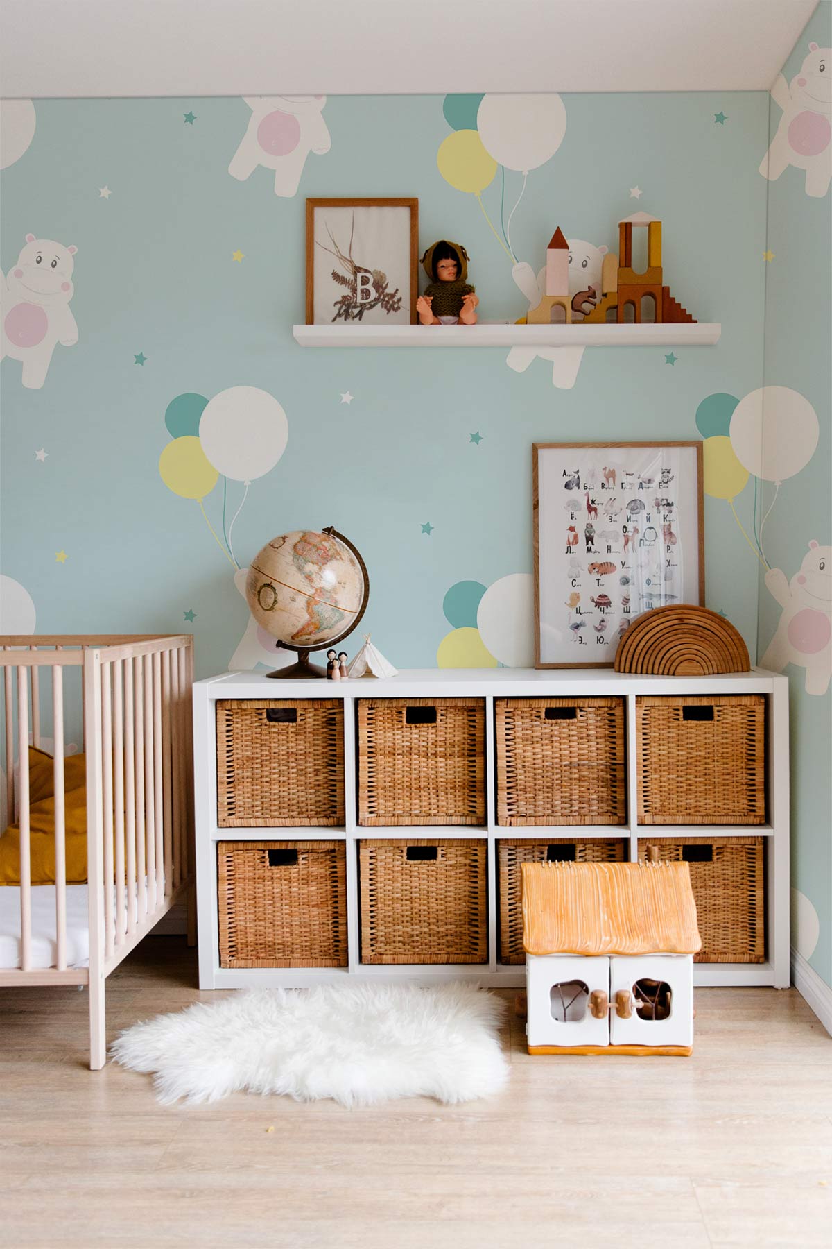 Bear & Balloon Cartoon Animal Wallpaper Design