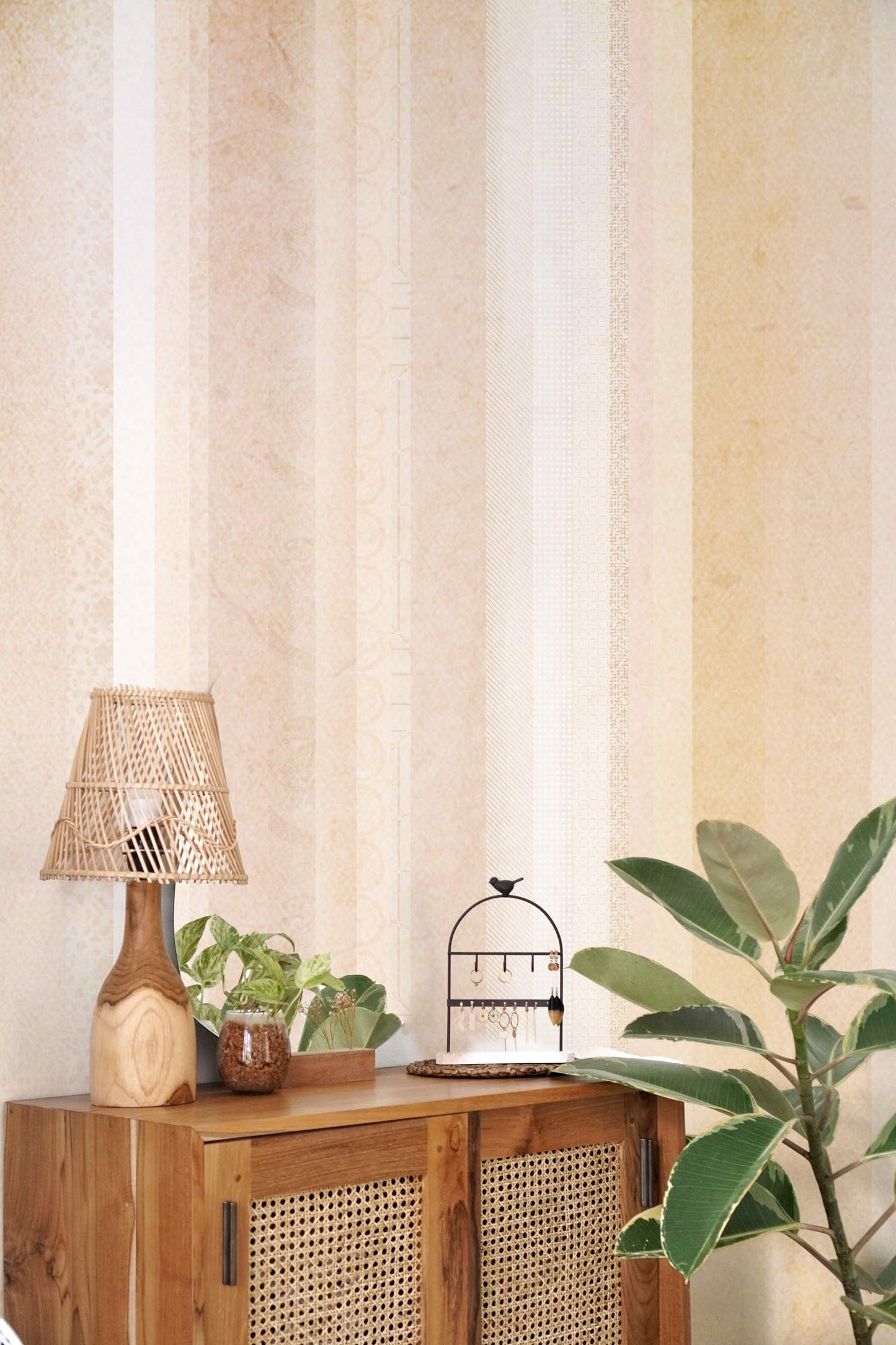Mural wallpaper with colour and texture for the living room's decor.