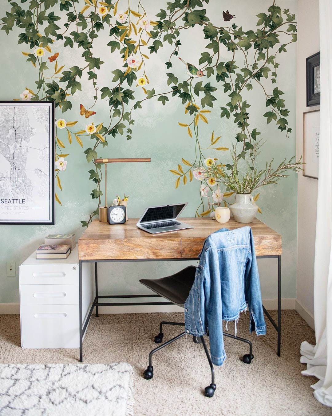 Mural wallpaper featuring weeping flowers, suitable for the walls of your home or place of business.