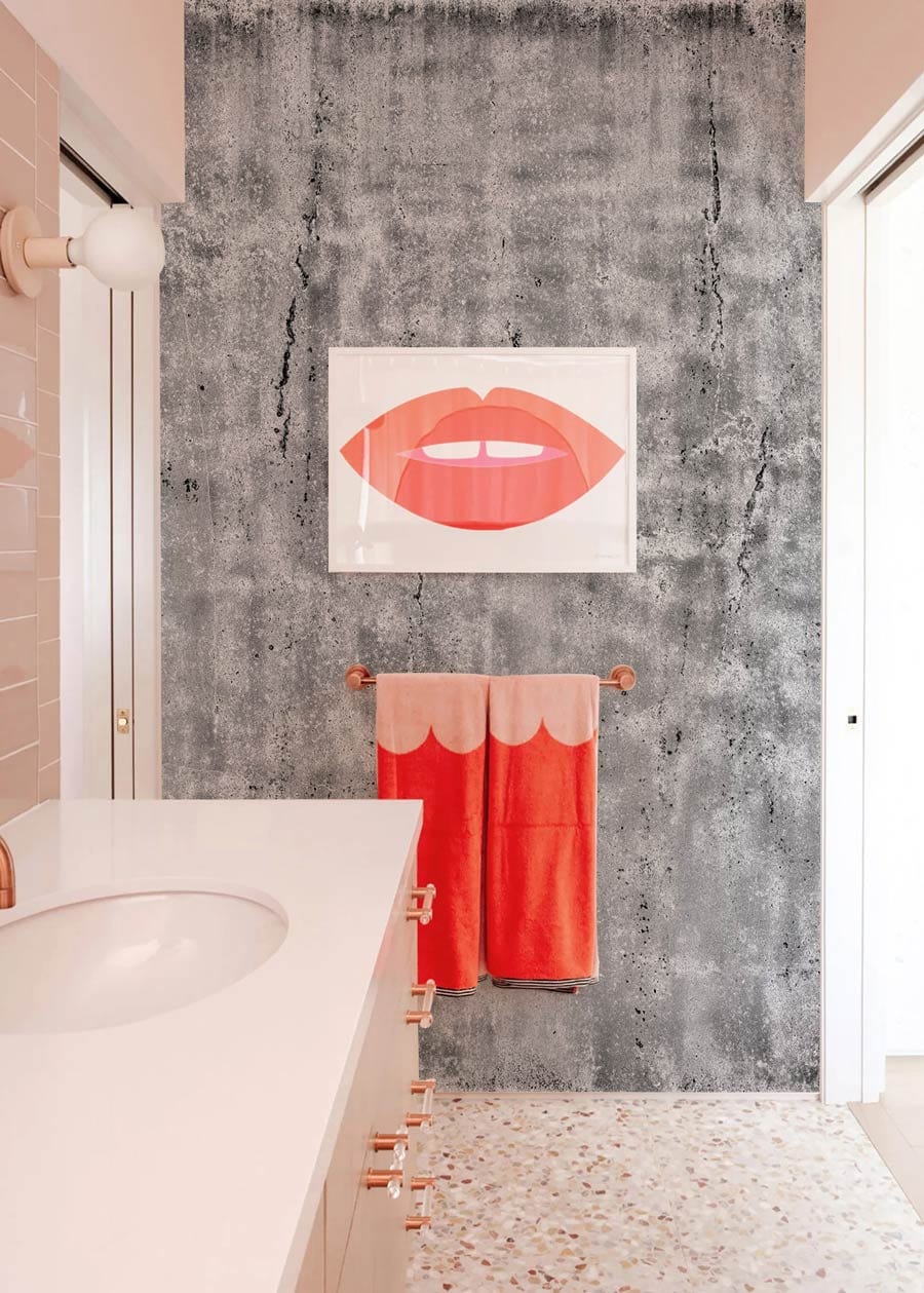 wallpaper with a grey mottled pattern in the bathroom
