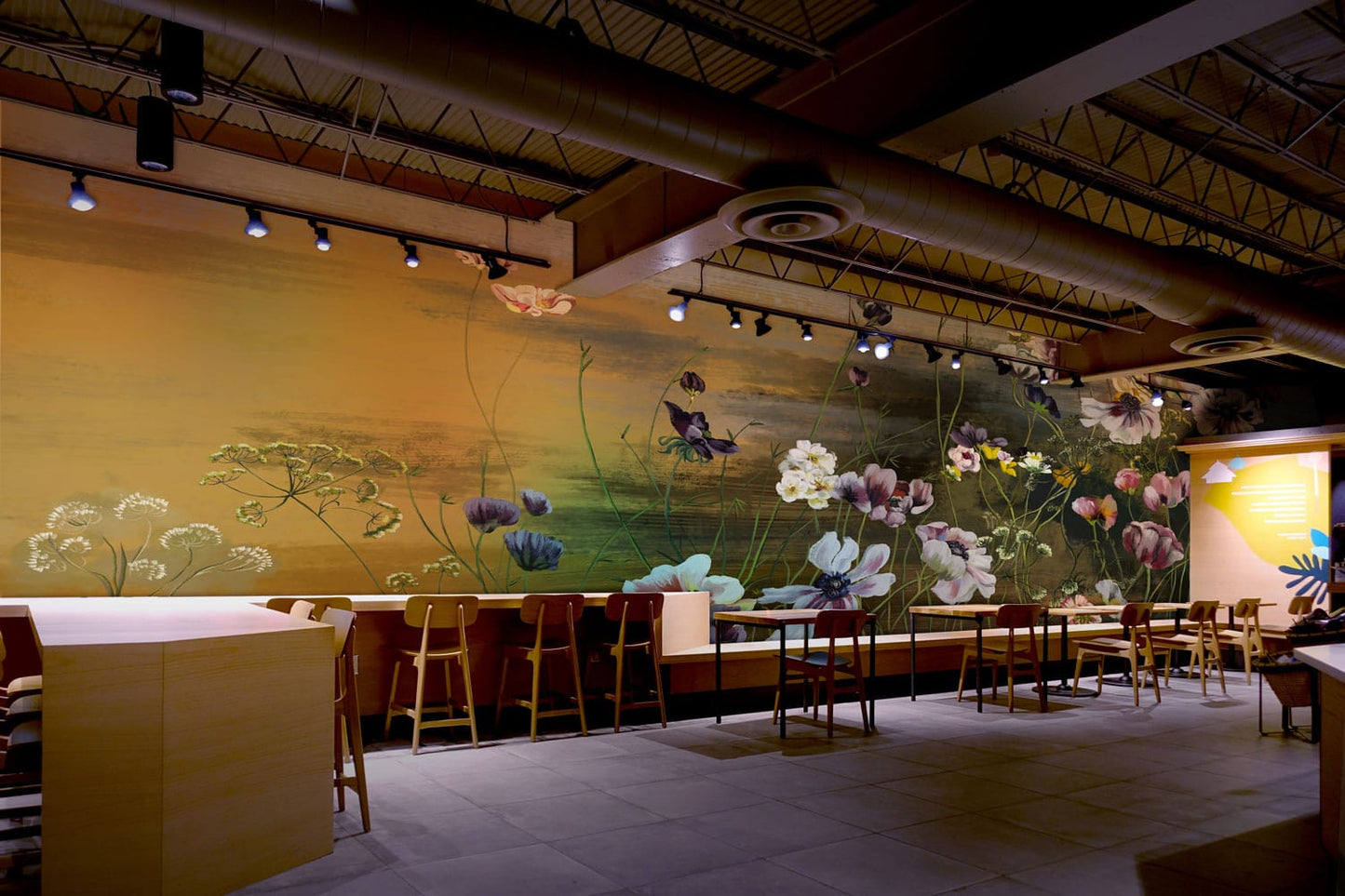 ideas for traditional homes decorated with antique floral wallpaper