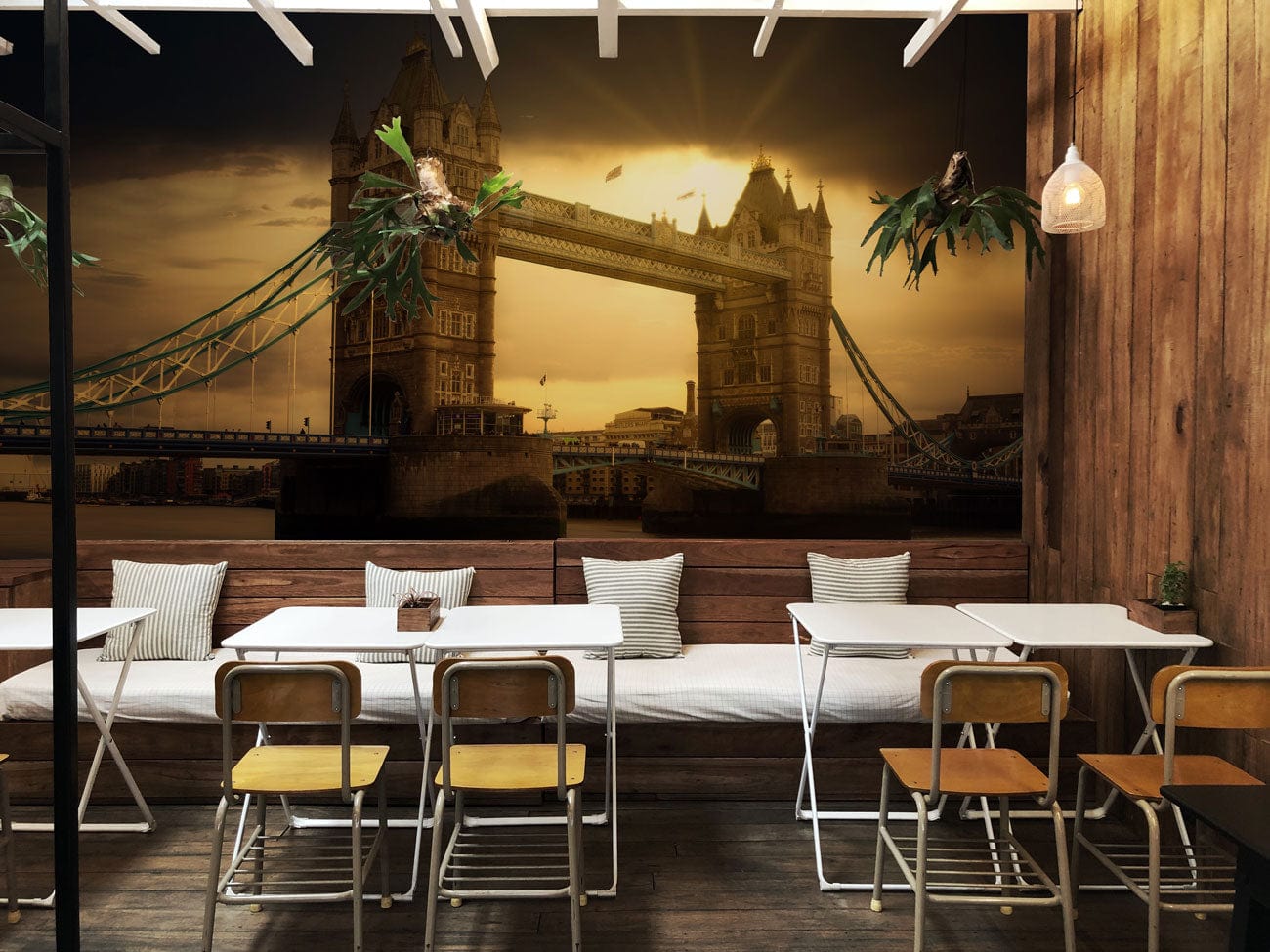 Wallpaper mural with a scene of the Tower Bridge, perfect for use in decorating the dining room.