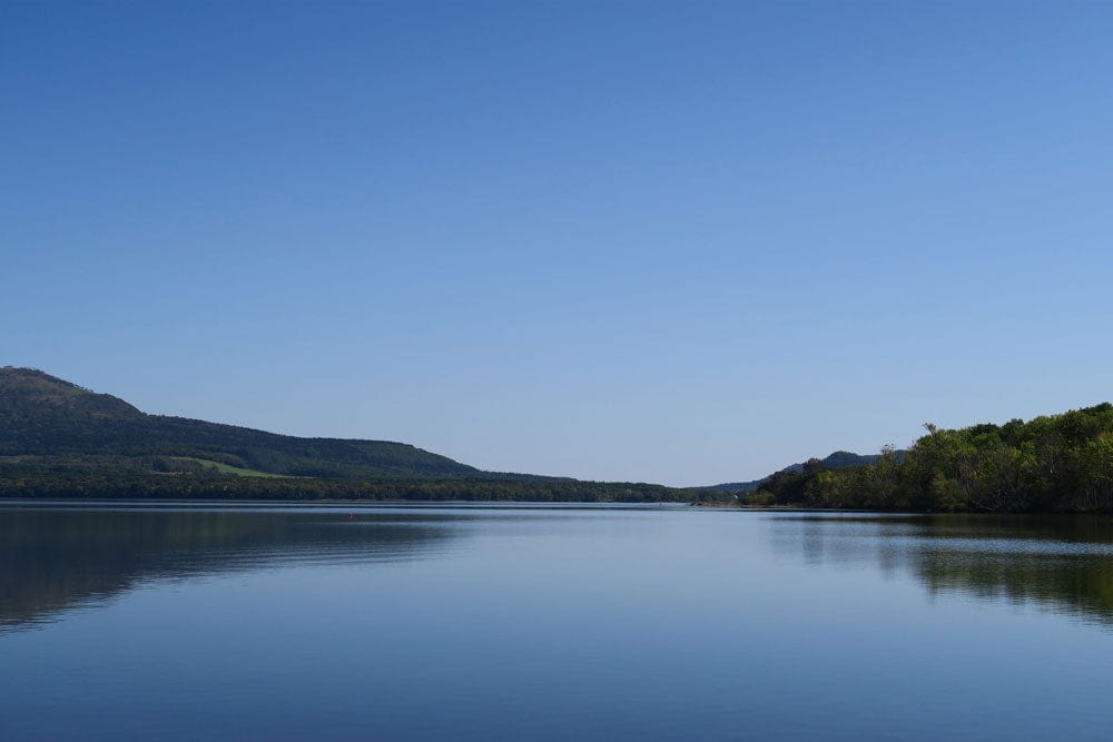 Wallpaper Mural with Clear Lake and Sky Landscapes, for Use in Home Decoration