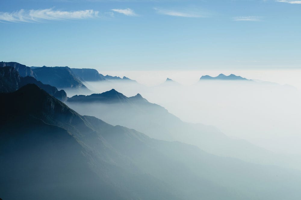 Ruhevolle neblige Berglandschaft Wandmalerei