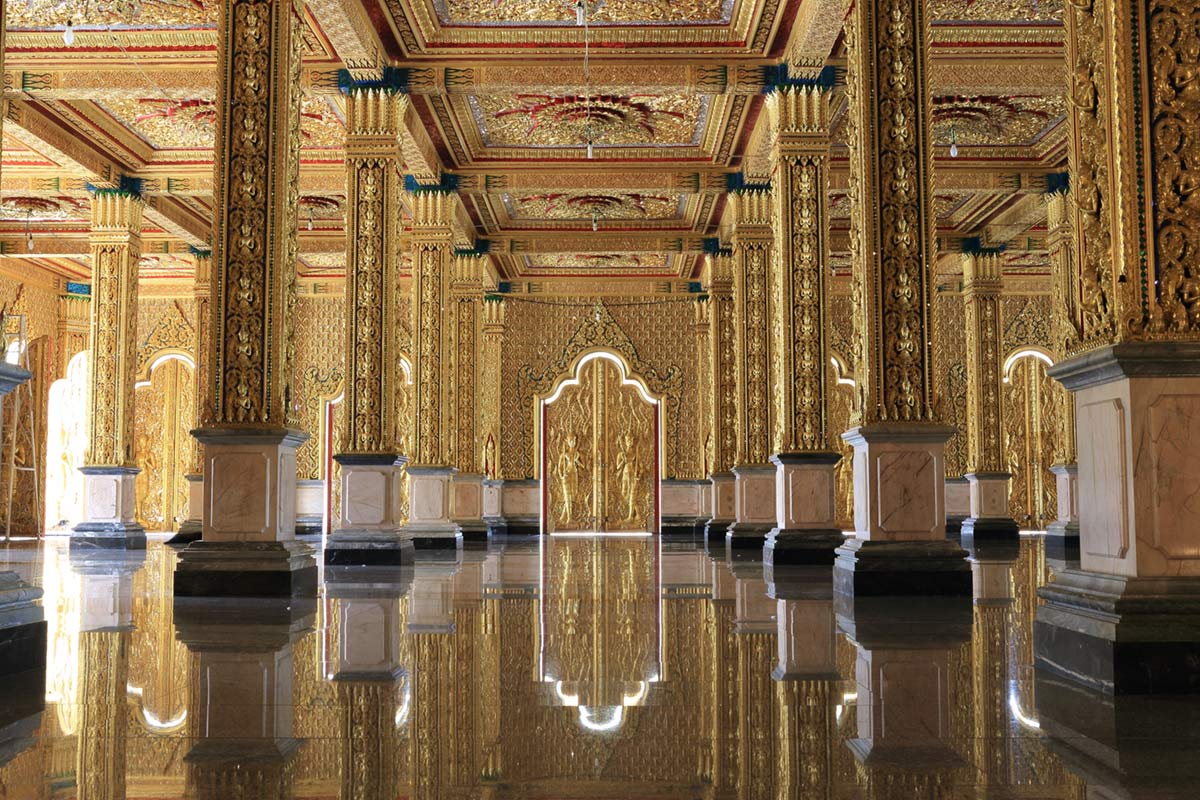 Luxurious Gold Palatial Hall Mural Wallpaper