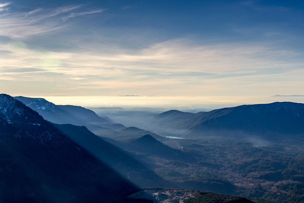 Plain Wallpaper Depiction of a Majestic Mountain Range