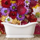 Daisies on a colorful background: a lovely way to spruce up the bathroom