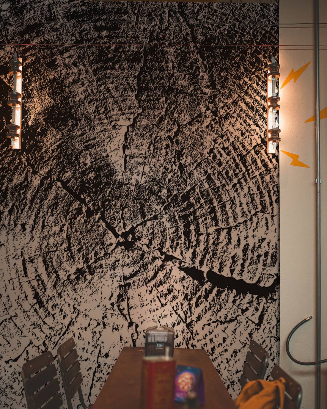 Wallpaper mural with a cracked wood pattern effect, installed in the dining room