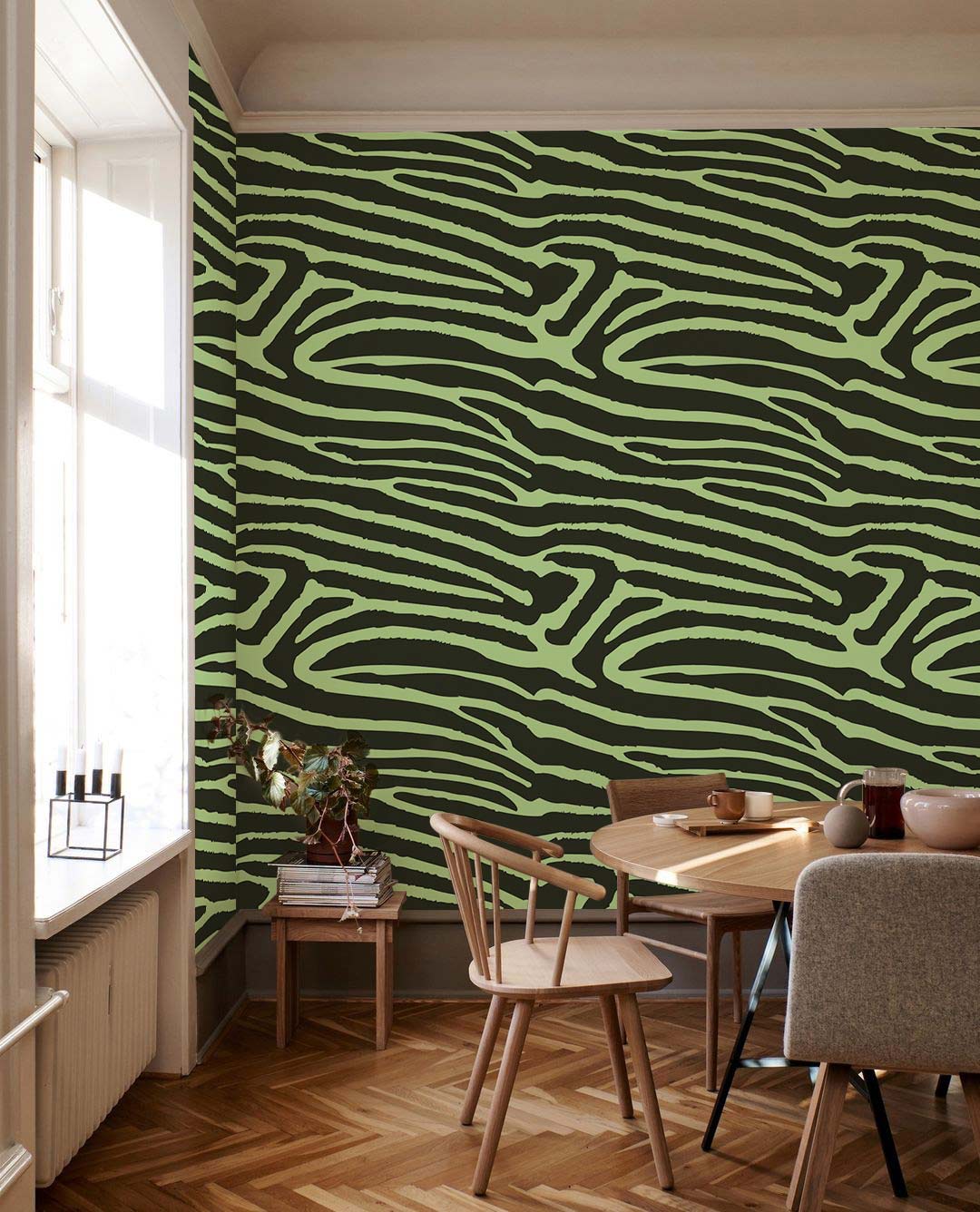 For the interior decoration of the dining room, a mrual green fur art deco wallpaper.