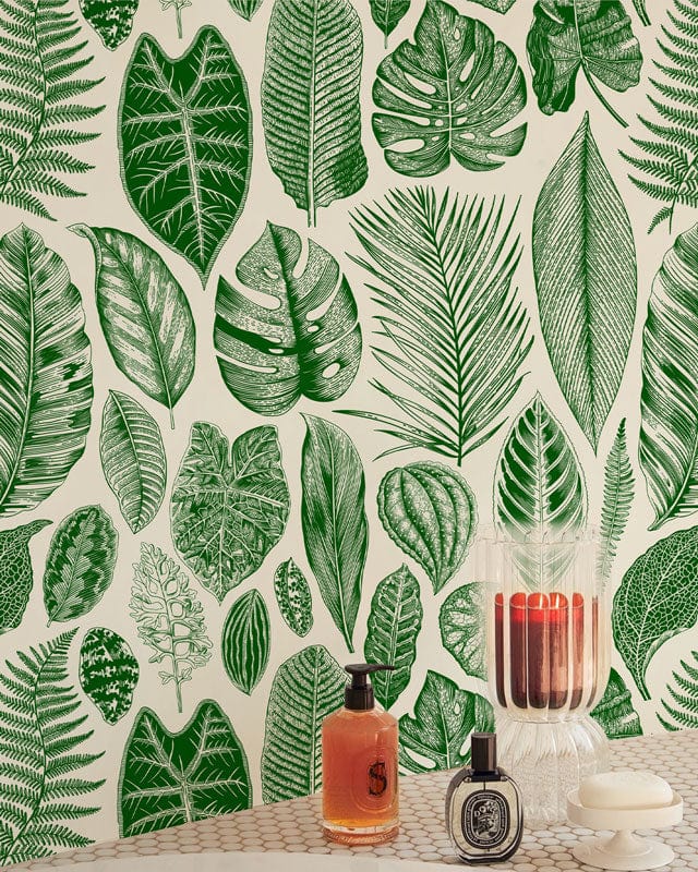 Wallpaper mural with tropical leaves in green for the hallway's decor.