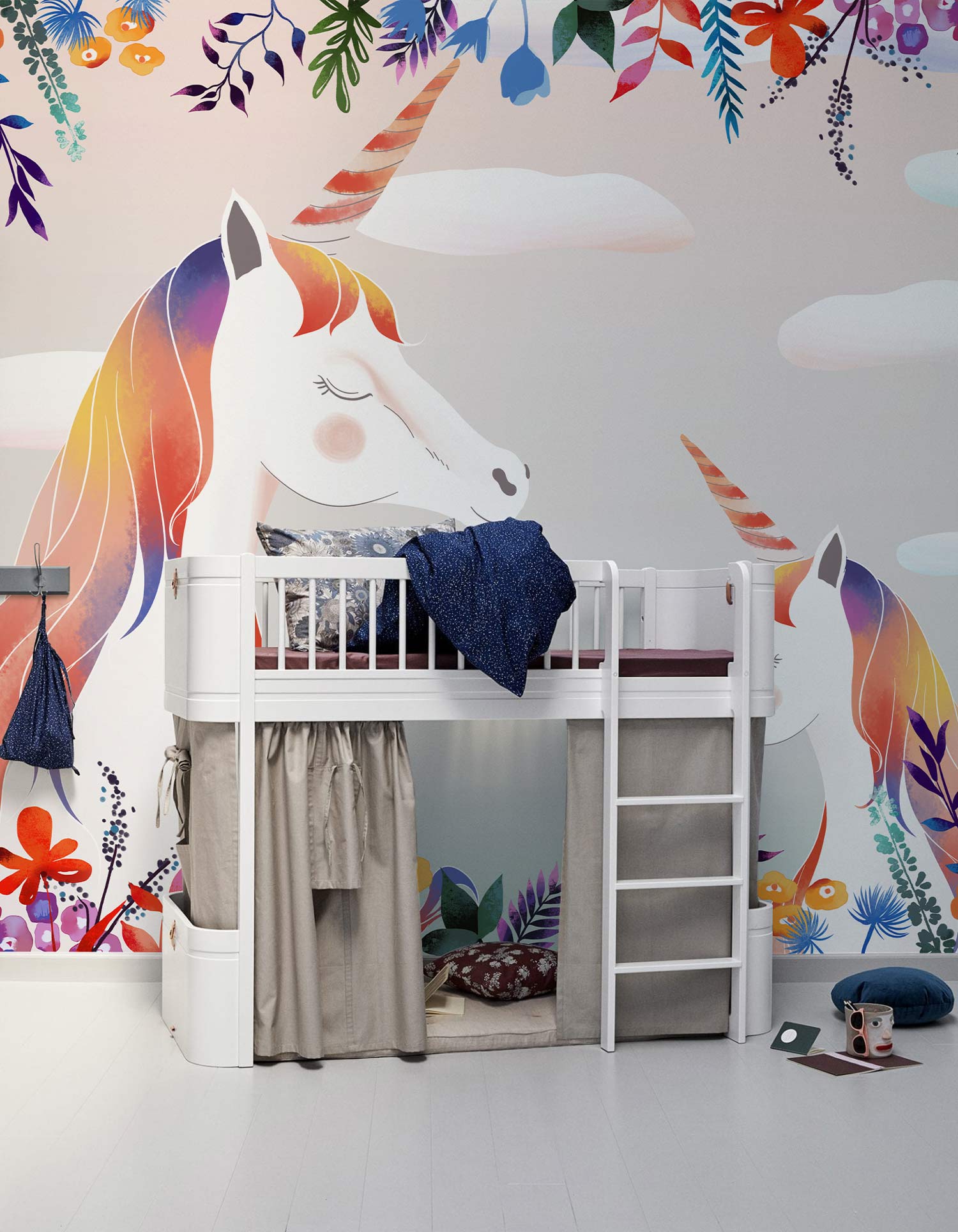 Wallpaper mural with unicorns and other animals, perfect for decorating a child's room