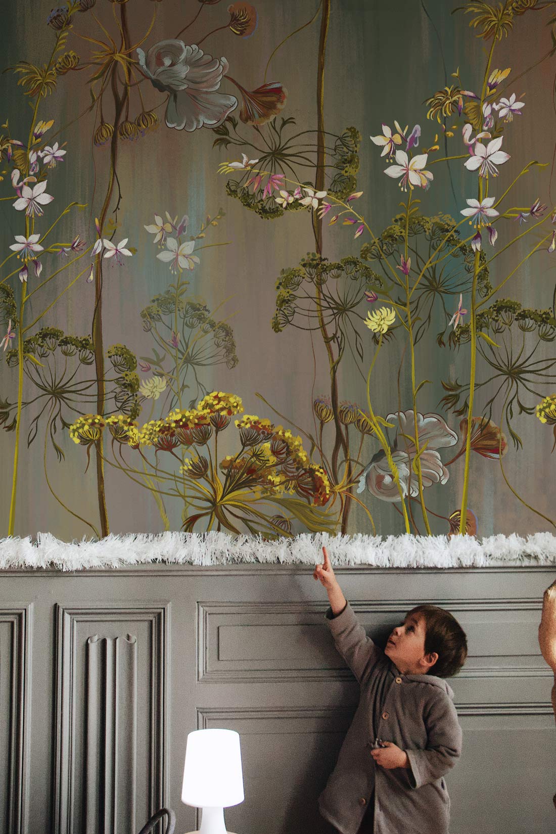 Living Room Wallpaper Mural Featuring Vintage Flowers